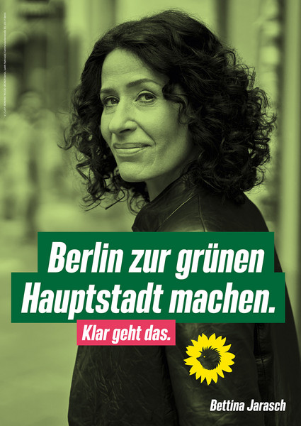 Die Bürgermeisterkandidatin Bettina Jarasch im Portrait mit Blick über die Schulter. Die Bildaufschrift lautet "Berlin zur Grünen Hauptstadt machen. Klar geht das.". Darunter ist das Logo von Bündnis 90/Die Grünen abgebildet. 
