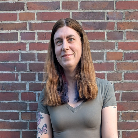 Ein Portrait von Annika Julia Bommer, Sprecher*in LAG QueerGrün