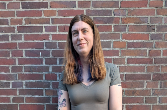 Ein Portrait von Annika Julia Bommer, Sprecher*in LAG QueerGrün