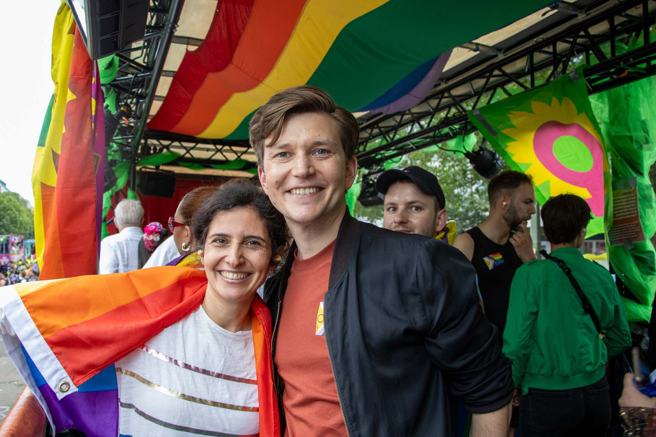 Die grüne Vizepräsidentin des Berliner Abgeordnetenhauses Bahar Haghanipour und Henrik Rubner stehen nebeneinander auf dem Wagen der Grünen Berlin.  Foto: Bündnis 90/Die Grünen Berlin