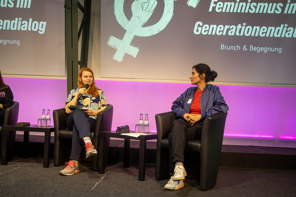 Jana Brix, Frauen- und Genderpolitischen Sprecherin aus dem Landesvorstand, und Bahar Haghanipour, Sprecherin für Frauenpolitik und Gleichstellung der grünen Fraktion im Abgeordnetenhaus