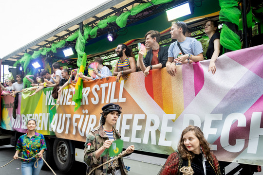 Der Wagen von Bündnis 90/Die Grünen Berlin, an der Seite hängt ein Transparent mit der Aufschrift "Nie wieder still, wir bleiben laut für queere Rechte" Foto: Bündnis 90/Die Grünen Berlin