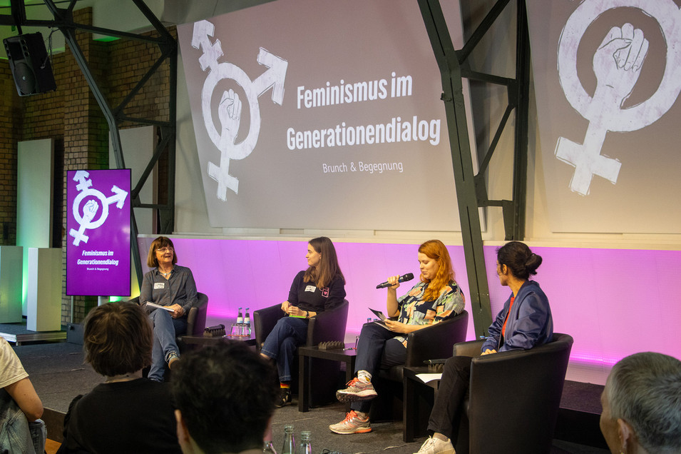Dr. Hildegard Schicke, Stina Reichardt, Jana Brix und Bahar Haghanipour diskutieren zum Thema generationsübergreifender Feminismus