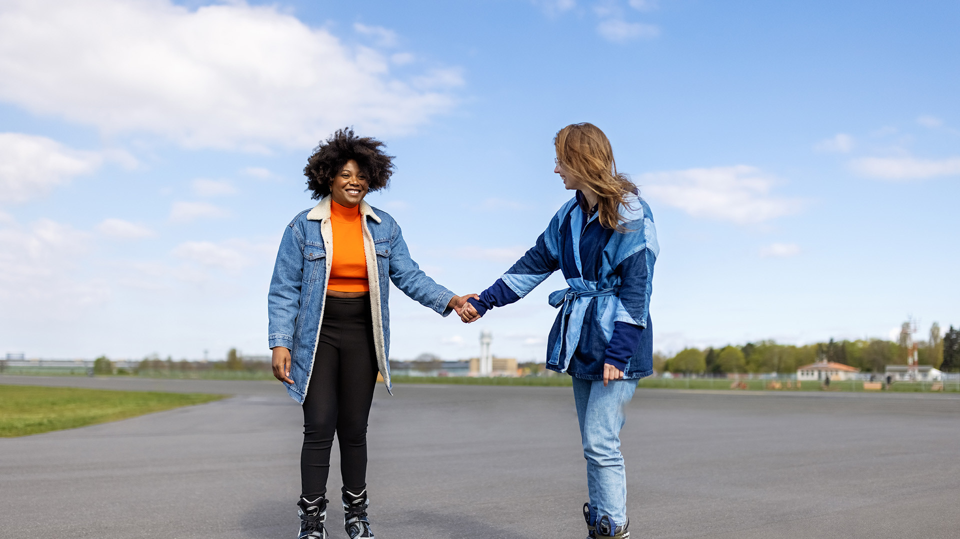 Zwei Personen gehen Hand in Hand übers Tempelhofer Feld in Berlin Foto: alvarez via Getty Images