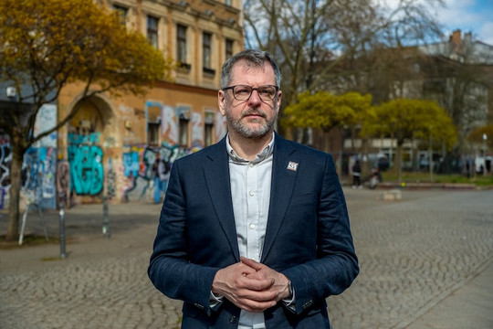 Werner Graf, Fraktionsvorsitzender der Grünen Fraktion im Abgeordnetenhaus Berlin, steht auf einer Straße in Berlin