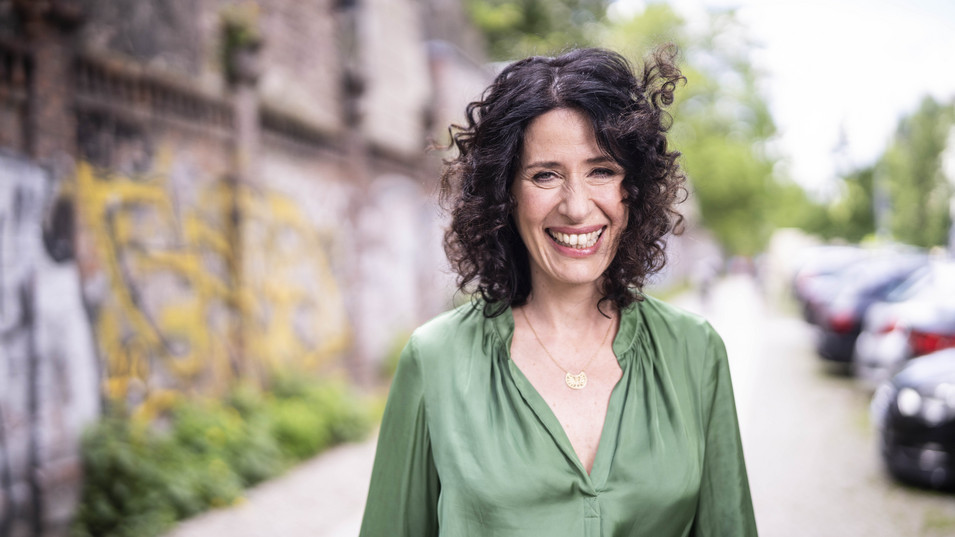 Portrait von Bettina Jarasch auf einer Straße in Berlin