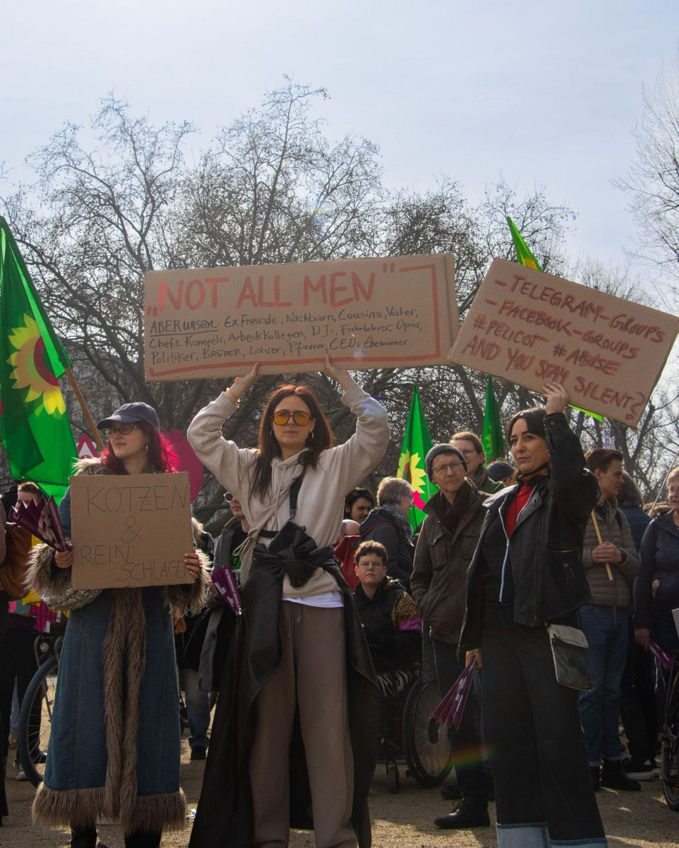 Ein Blick in die Menge einer Demo zum 8. März, viele Personen mit Demoschildern.