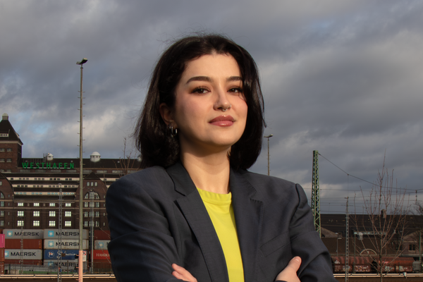 Portrait von Hacer Aydemir vor einem Berliner Panorama. Foto: Arsenius Maier