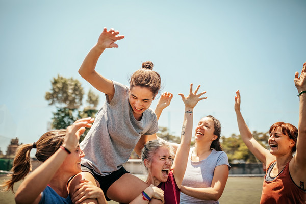 Ein Mädchen Fussball Team feiert nach einem gewonnenen Spiel Getty