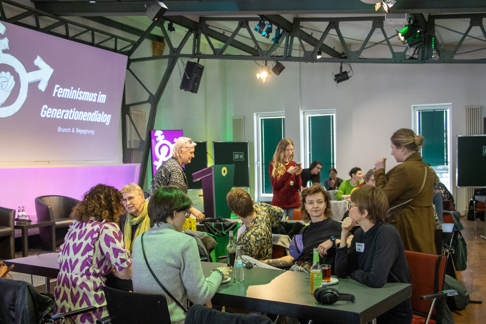 Der gut gefüllte Veranstaltungssaal, mehrere Personengruppen sprechen intensiv miteinander