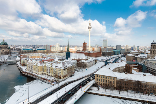 Ein Panoramabild vom verschneiten Berlin, erkennbar sind im Vordergrund das Rote Rathaus und der Alexanderplatz mit dem Berliner Fernsehturm.