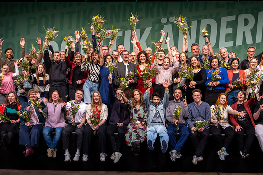 Unsere Kandidat*innen für die Wahl zum Berliner Abgeordnetenhaus stehen auf einer Bühne und jubeln Foto: Helena Sproll
