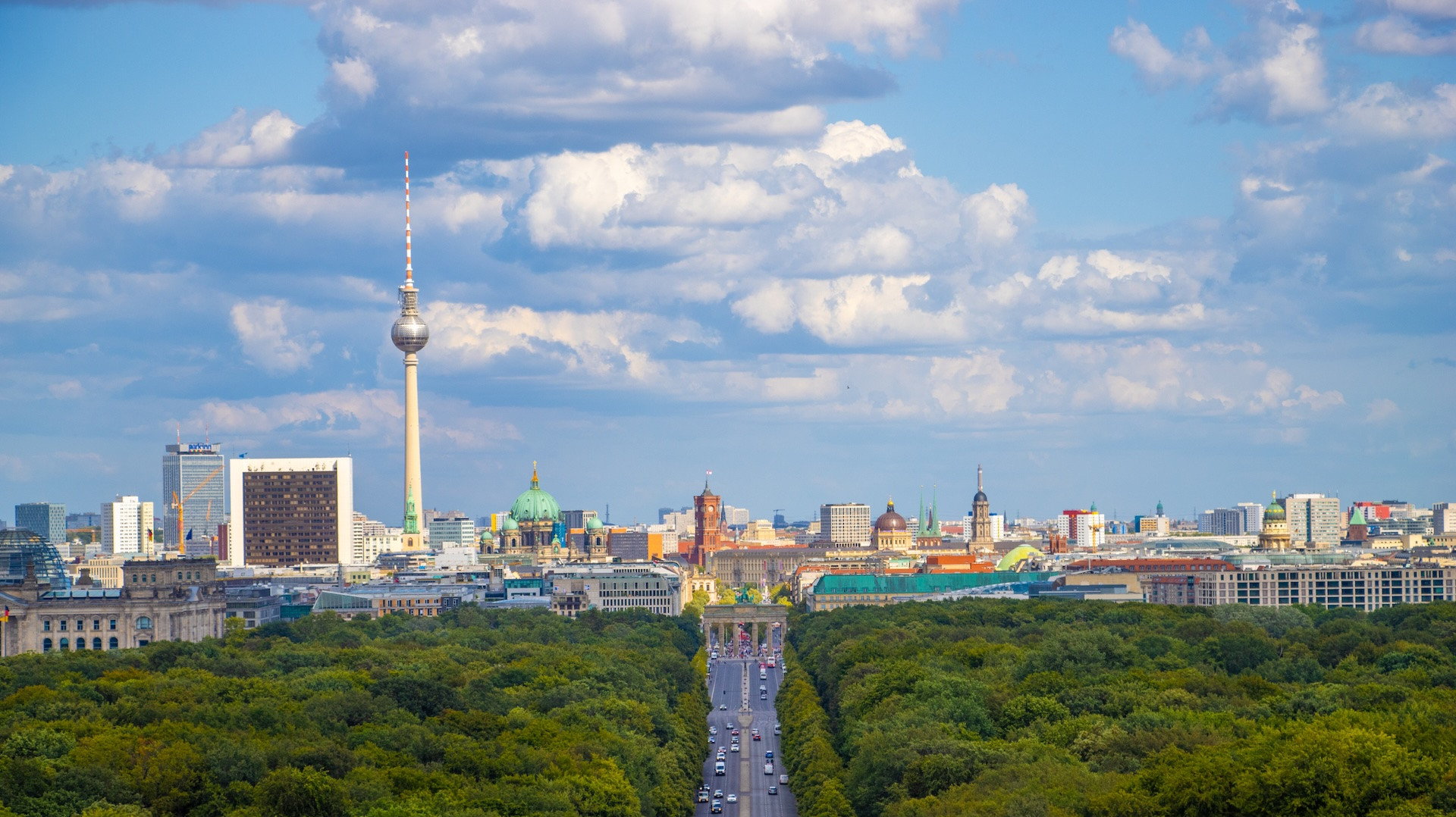 Ein Blick über die Straße des 17. Juni in Berlin, im Hintergrund sind das Brandenburger Tor und der Fernsehturm zu sehen, dazu der Tiergarten. Foto: Bündnis 90/Die Grünen Berlin