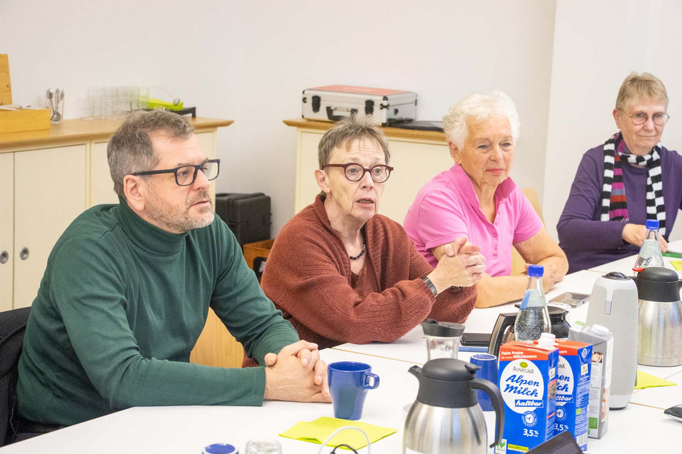 Werner Graf sitzt mit Personen aus der Landesarbeitsgemeinschaft Graue Igel zusammen an einem Tisch. 