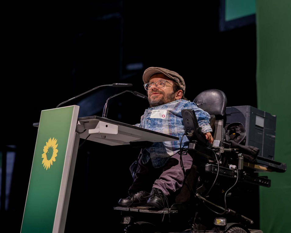 Inklusionsaktivist Raúl Krauthausen auf der Bühne