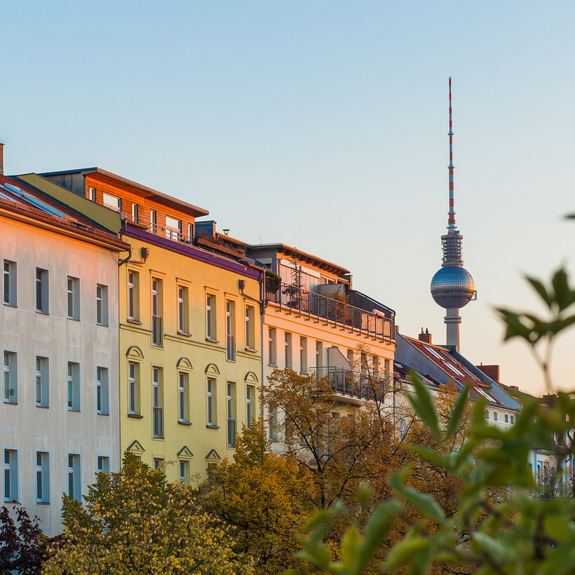 Wohnhäuser in Berlin, im Hintergrund ist der Fernsehturm zu sehen Foto: 3dan3 via GettyImages