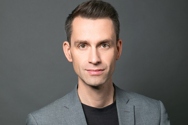 Portrait von Andreas Audretsch mit neutralem Gesichtsausdruck vor einem grauen Hintergrund. Foto: Sonja Macholl