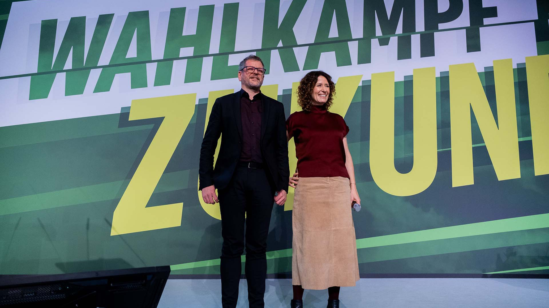 Werner Graf und Bettina Jarasch stehen nebeneinander auf der Bühne 