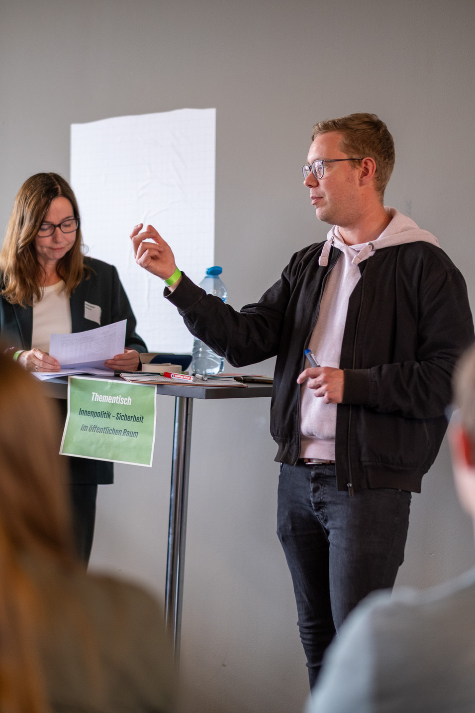 Personen diskutieren beim Grünen Stadtkongress