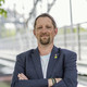 Portrait von Oliver Gellert vor einer Brücke. Foto: Julia Bornkessel