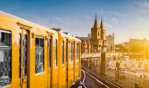 Eine U-Bahn fährt über die Oberbaumbrücke Foto: GettyImages/bluejayphoto
