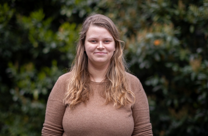 Portrait von Jana Brix, Mitglied im Landesvorstand von Bündnis 90/Die Grünen Berlin, vor einer grünen Pflanzenwand Foto: Bündnis 90/Die Grünen Berlin
